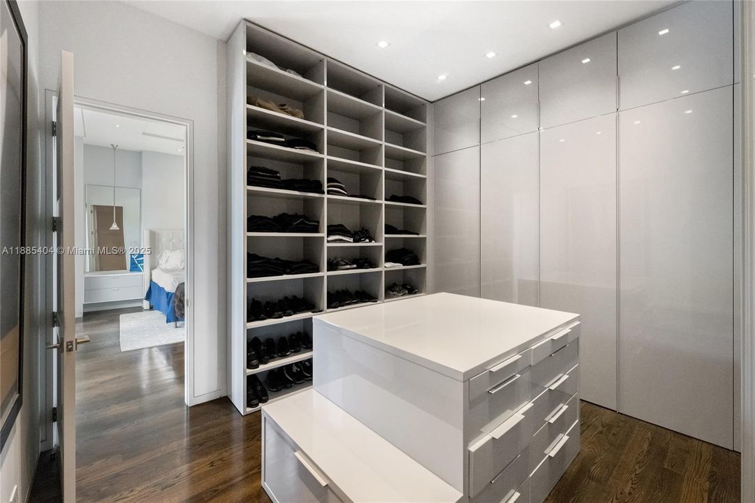 Active With Contract: $11,980,000 (6 beds, 5 baths, 5442 Square Feet)