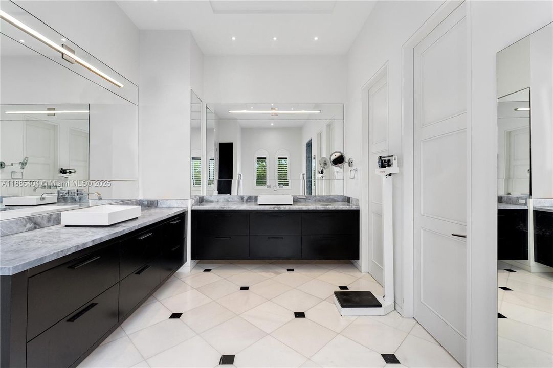 Active With Contract: $11,980,000 (6 beds, 5 baths, 5442 Square Feet)