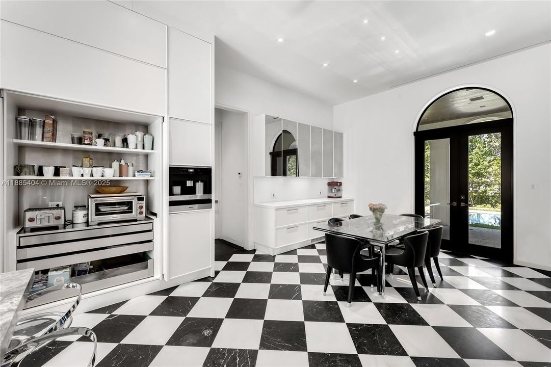 Active With Contract: $11,980,000 (6 beds, 5 baths, 5442 Square Feet)