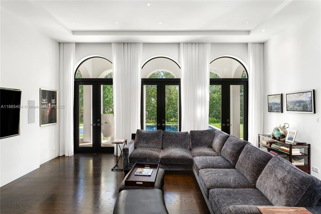 Active With Contract: $11,980,000 (6 beds, 5 baths, 5442 Square Feet)