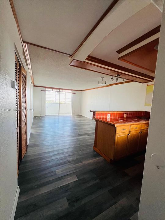 Active With Contract: $135,000 (1 beds, 1 baths, 734 Square Feet)