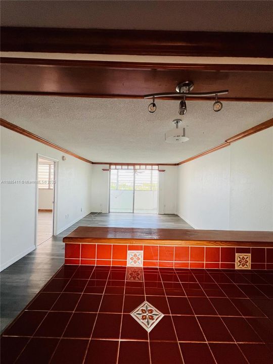 Active With Contract: $135,000 (1 beds, 1 baths, 734 Square Feet)