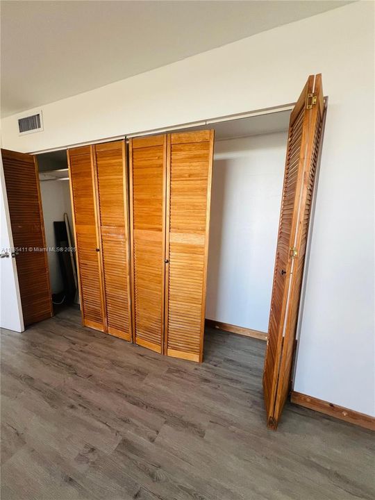 Active With Contract: $135,000 (1 beds, 1 baths, 734 Square Feet)