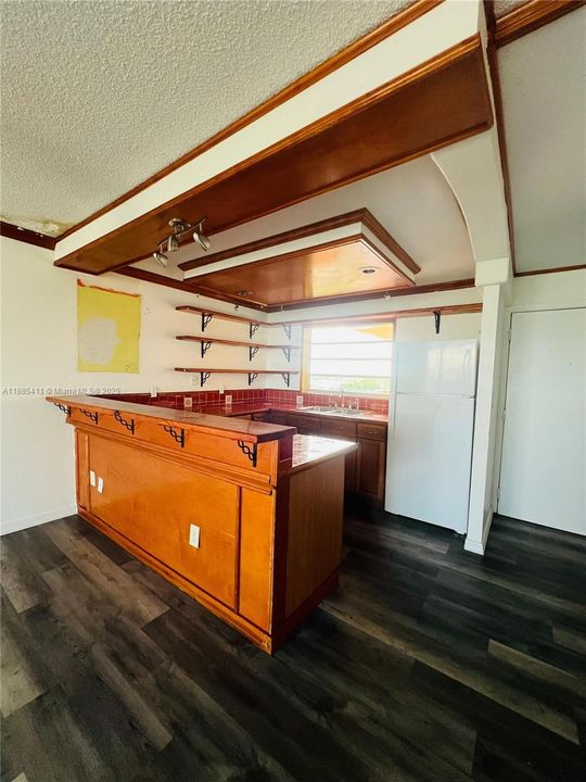 Active With Contract: $135,000 (1 beds, 1 baths, 734 Square Feet)