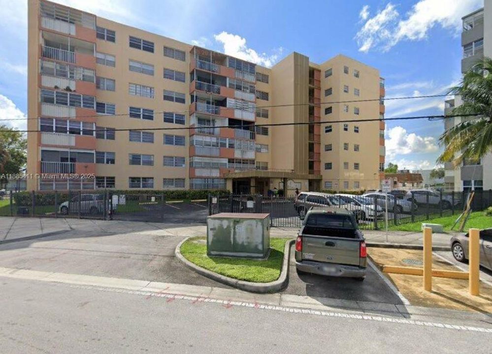 Active With Contract: $135,000 (1 beds, 1 baths, 734 Square Feet)