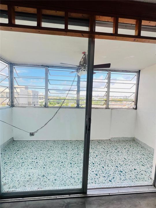 Active With Contract: $135,000 (1 beds, 1 baths, 734 Square Feet)