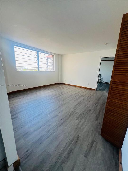 Active With Contract: $135,000 (1 beds, 1 baths, 734 Square Feet)