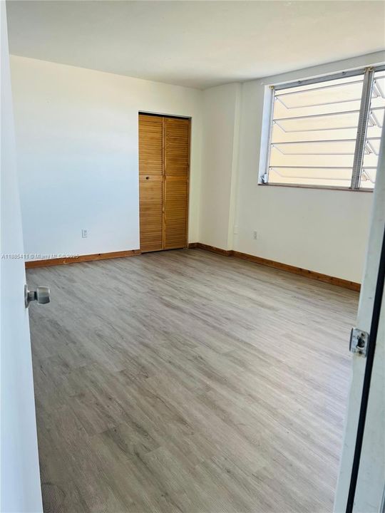 Active With Contract: $135,000 (1 beds, 1 baths, 734 Square Feet)