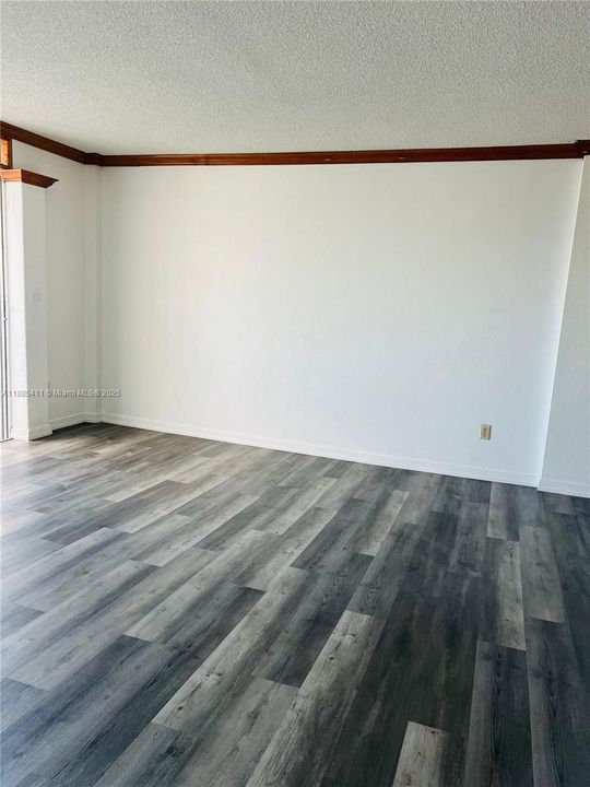 Active With Contract: $135,000 (1 beds, 1 baths, 734 Square Feet)