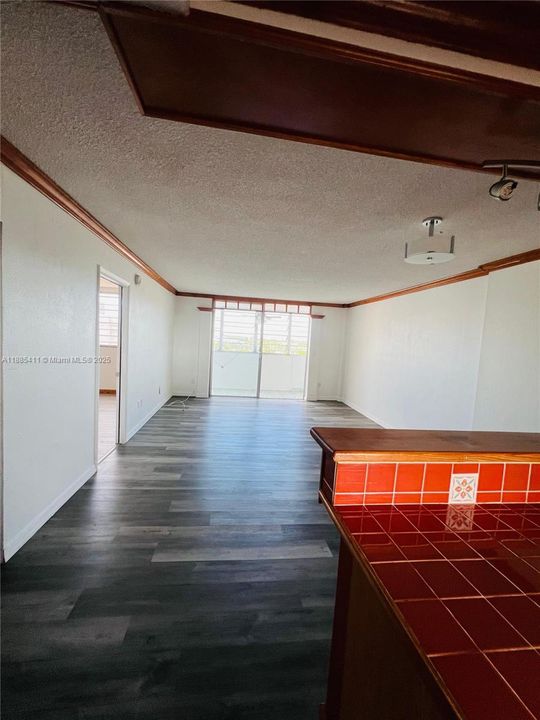 Active With Contract: $135,000 (1 beds, 1 baths, 734 Square Feet)