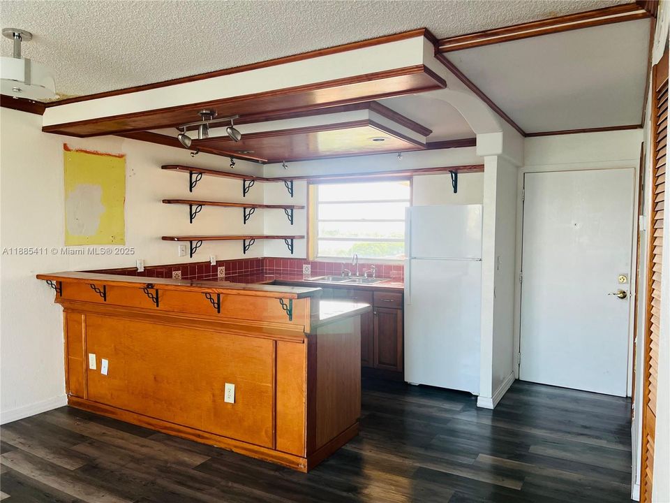 Active With Contract: $135,000 (1 beds, 1 baths, 734 Square Feet)