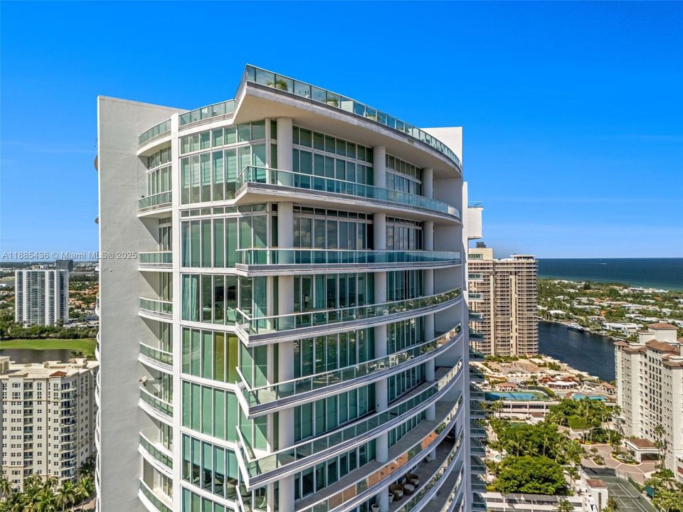 For Sale: $4,950,000 (5 beds, 6 baths, 4070 Square Feet)