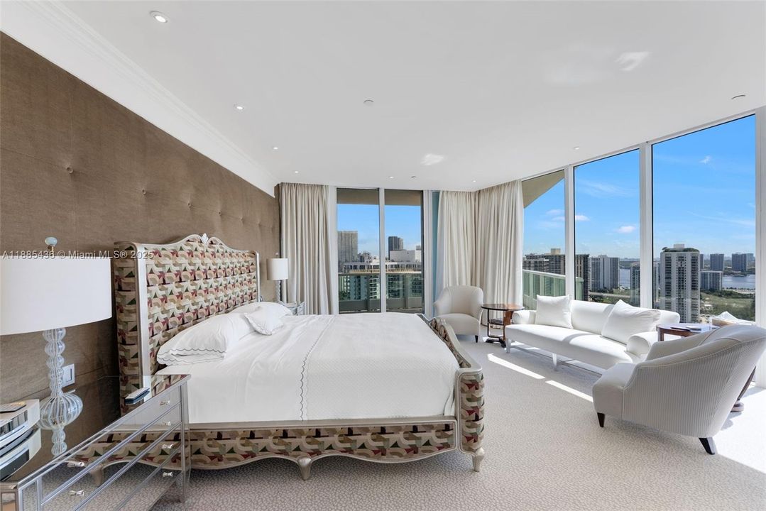 For Sale: $4,950,000 (5 beds, 6 baths, 4070 Square Feet)