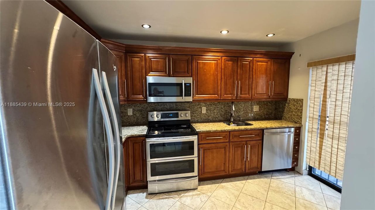 合同活跃: $385,000 (3 贝兹, 2 浴室, 1437 平方英尺)