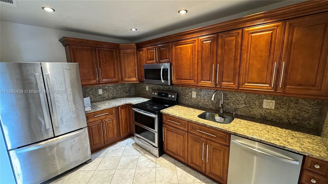 合同活跃: $385,000 (3 贝兹, 2 浴室, 1437 平方英尺)