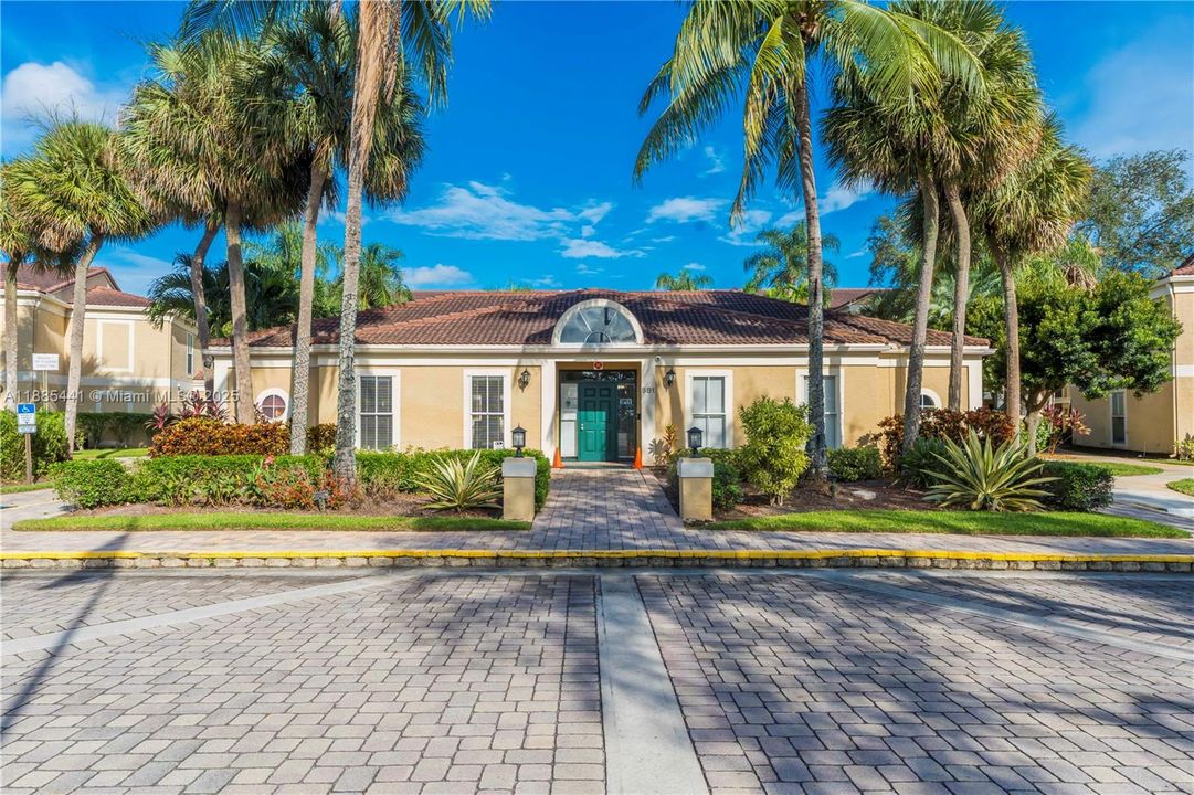 Recently Rented: $1,800 (1 beds, 1 baths, 950 Square Feet)