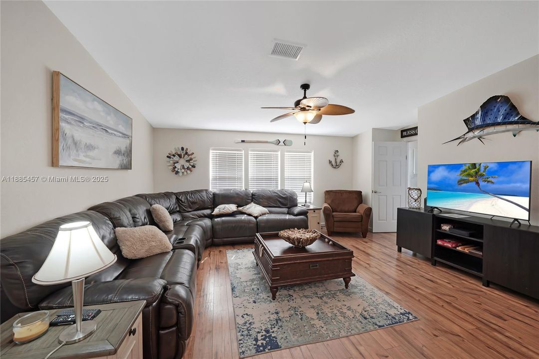 For Rent: $3,400 (4 beds, 3 baths, 1944 Square Feet)