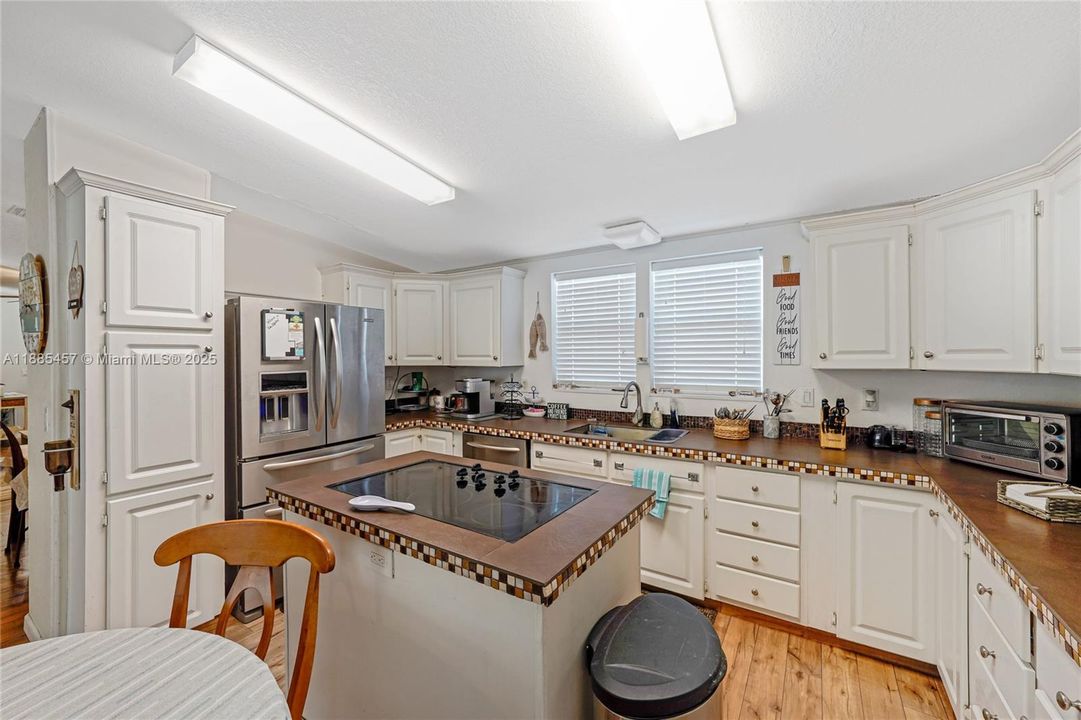 For Rent: $3,400 (4 beds, 3 baths, 1944 Square Feet)