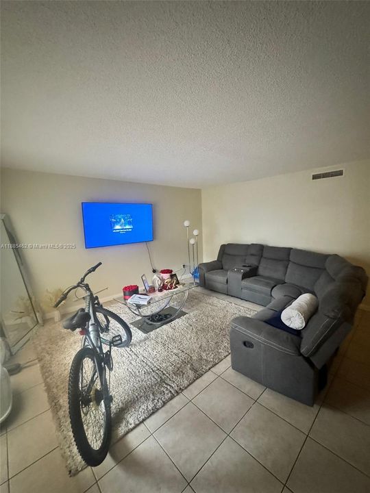 For Sale: $239,000 (2 beds, 2 baths, 963 Square Feet)