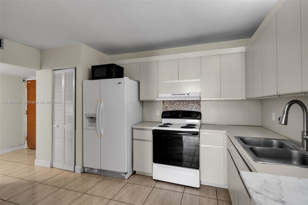 For Sale: $599,999 (2 beds, 2 baths, 1429 Square Feet)