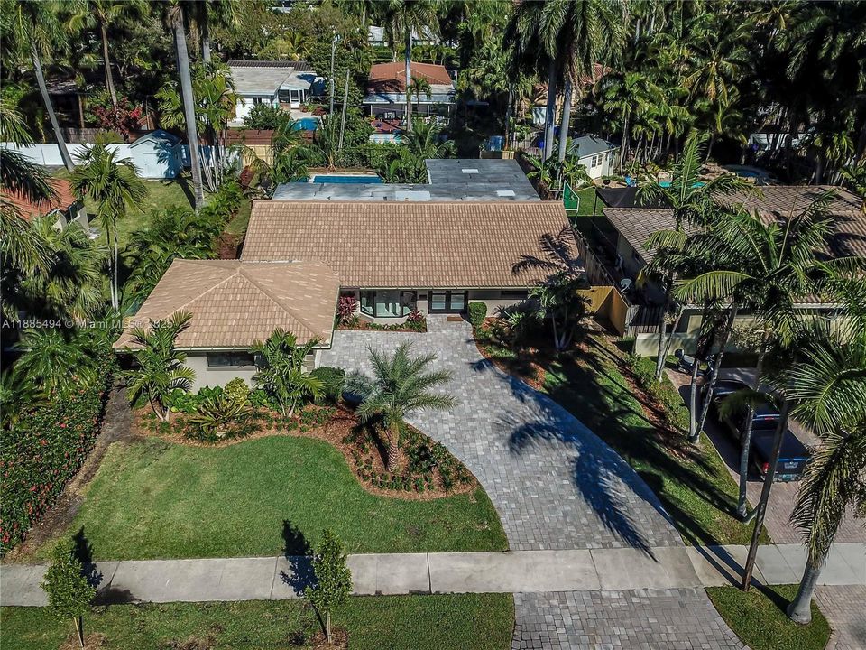 合同活跃: $1,895,000 (4 贝兹, 4 浴室, 2346 平方英尺)