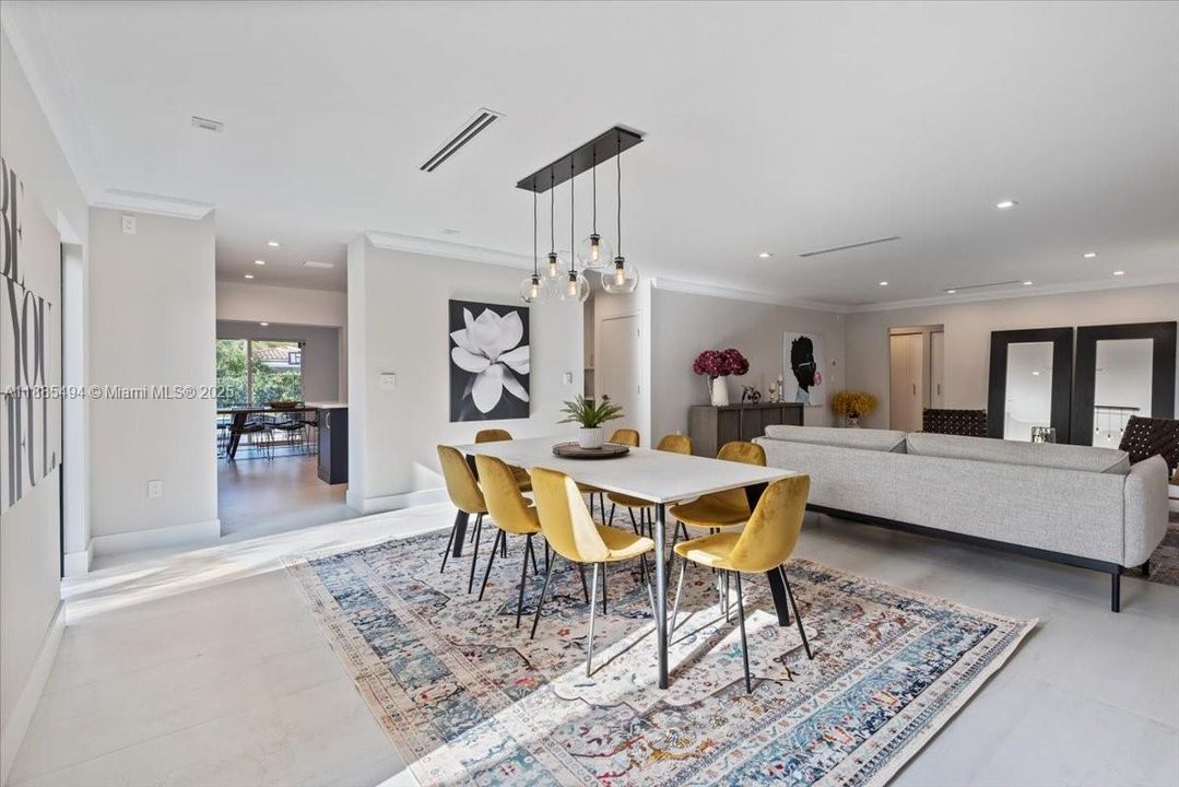 合同活跃: $1,895,000 (4 贝兹, 4 浴室, 2346 平方英尺)