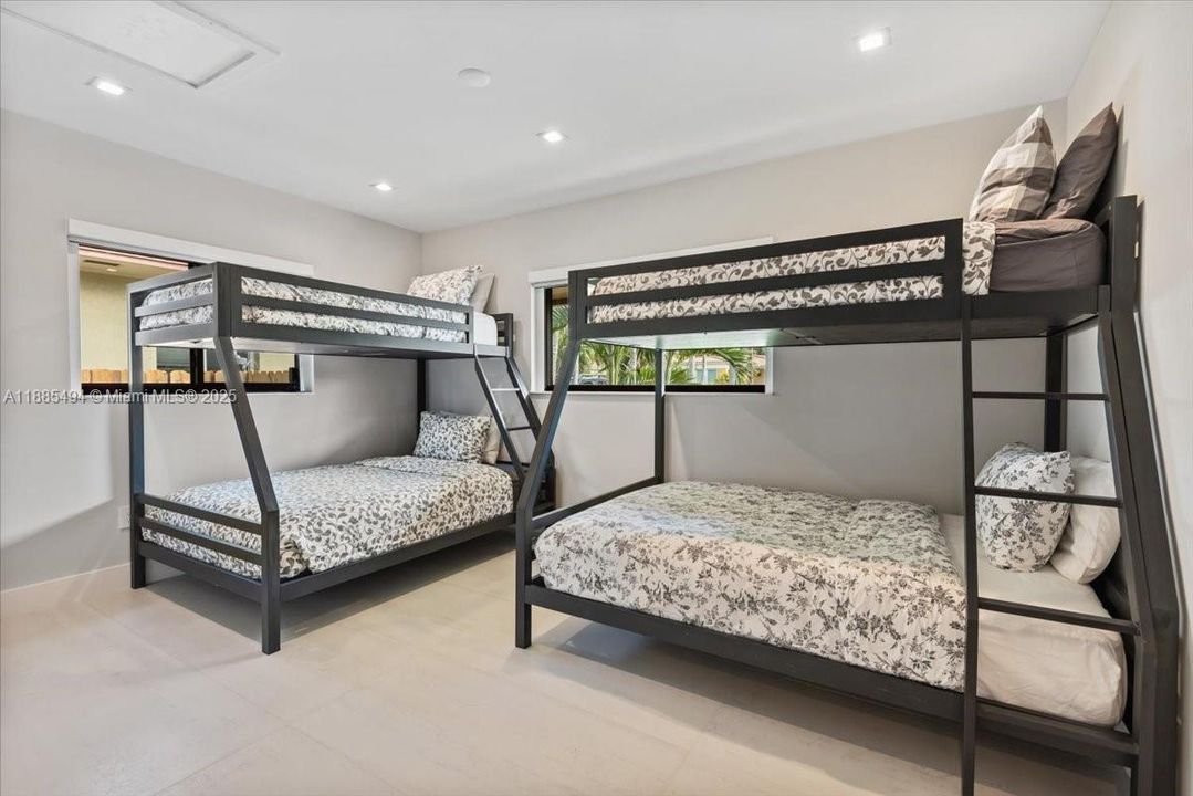 合同活跃: $1,895,000 (4 贝兹, 4 浴室, 2346 平方英尺)