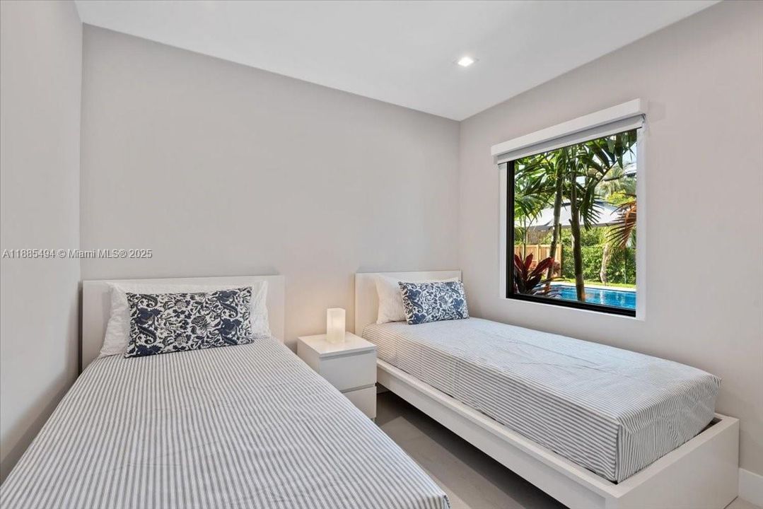 合同活跃: $1,895,000 (4 贝兹, 4 浴室, 2346 平方英尺)