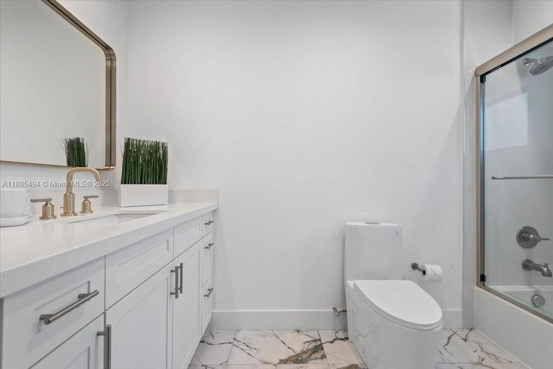 合同活跃: $1,895,000 (4 贝兹, 4 浴室, 2346 平方英尺)