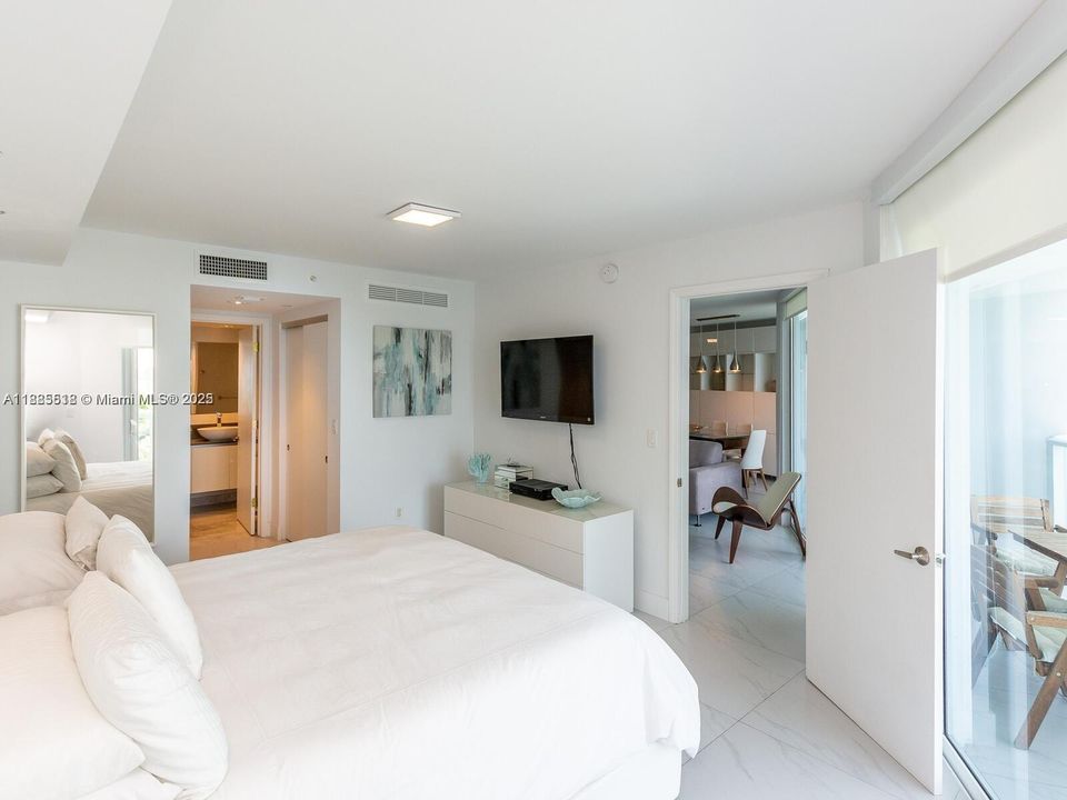 合同活跃: $5,000 (2 贝兹, 2 浴室, 1142 平方英尺)