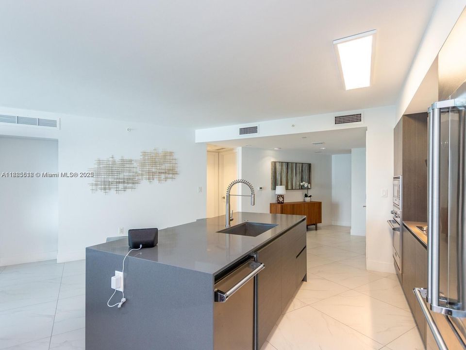 合同活跃: $5,000 (2 贝兹, 2 浴室, 1142 平方英尺)