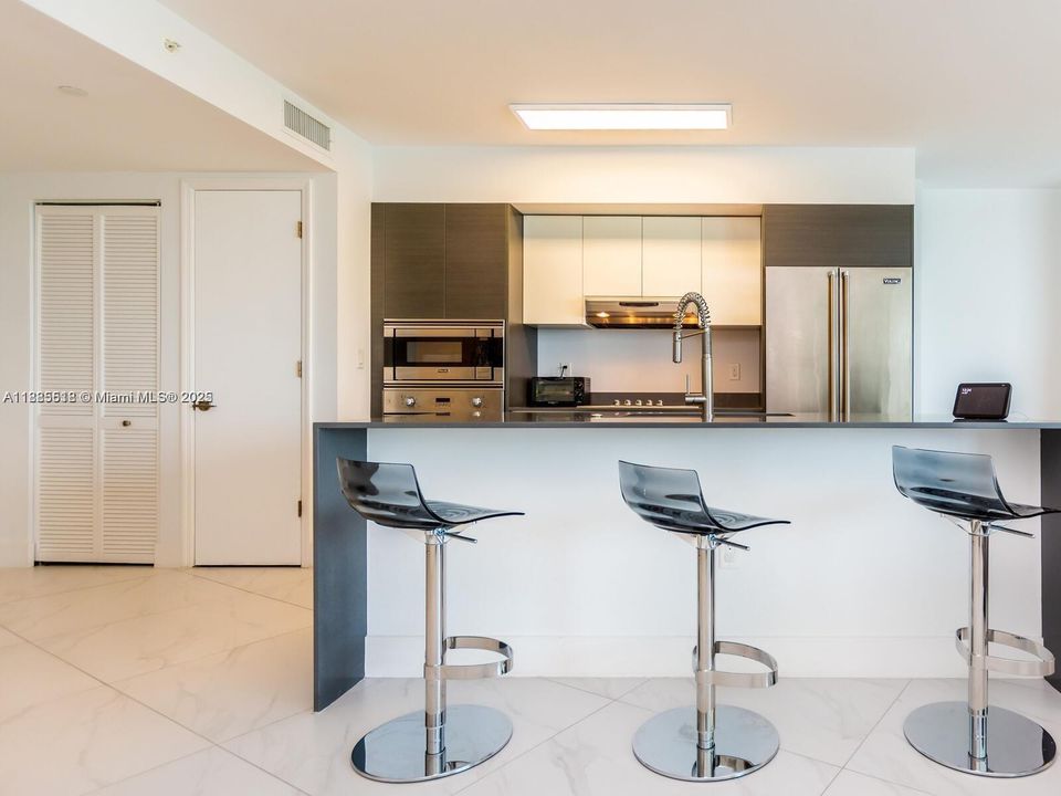 合同活跃: $5,000 (2 贝兹, 2 浴室, 1142 平方英尺)