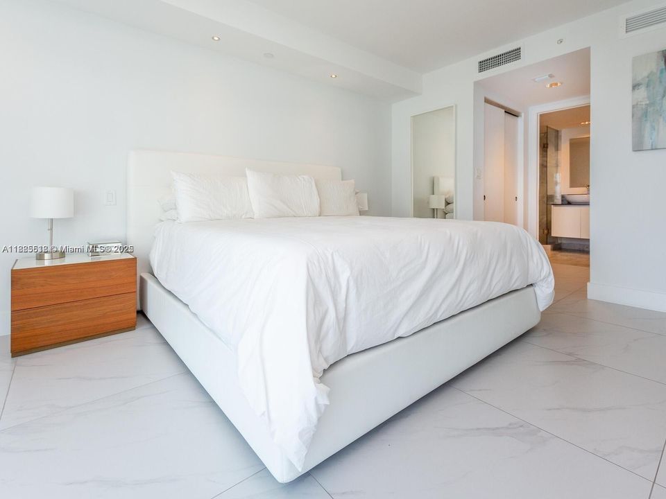 合同活跃: $5,000 (2 贝兹, 2 浴室, 1142 平方英尺)