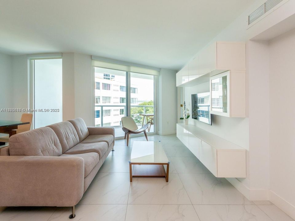 合同活跃: $5,000 (2 贝兹, 2 浴室, 1142 平方英尺)