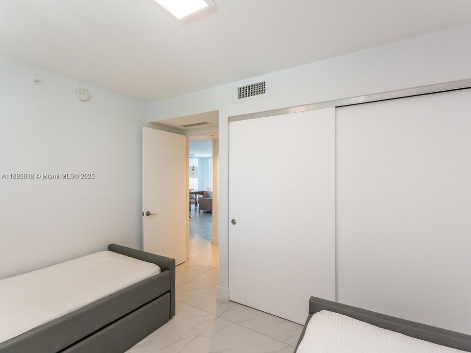 合同活跃: $5,000 (2 贝兹, 2 浴室, 1142 平方英尺)