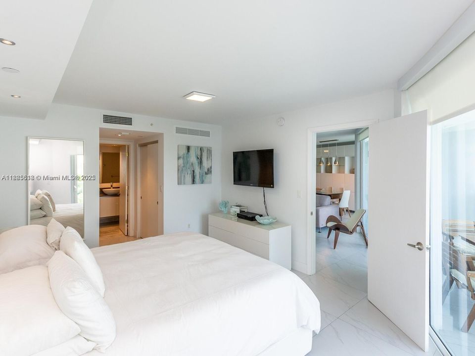 合同活跃: $5,000 (2 贝兹, 2 浴室, 1142 平方英尺)