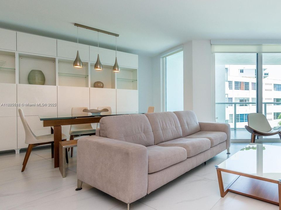 合同活跃: $5,000 (2 贝兹, 2 浴室, 1142 平方英尺)