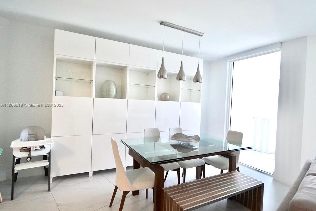 合同活跃: $5,000 (2 贝兹, 2 浴室, 1142 平方英尺)