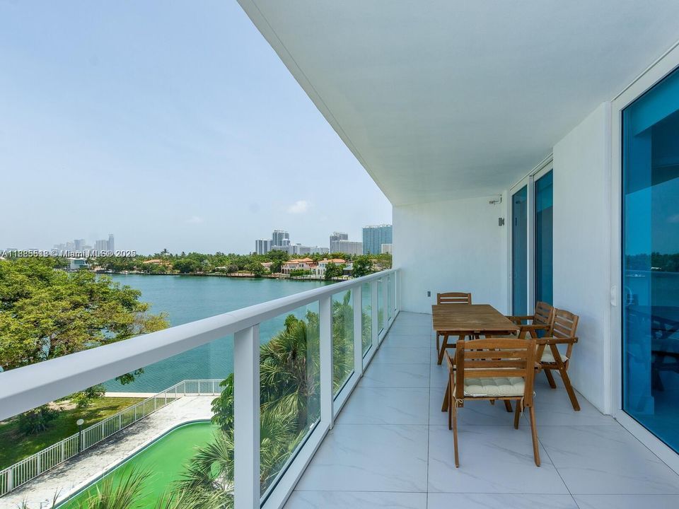 合同活跃: $5,000 (2 贝兹, 2 浴室, 1142 平方英尺)