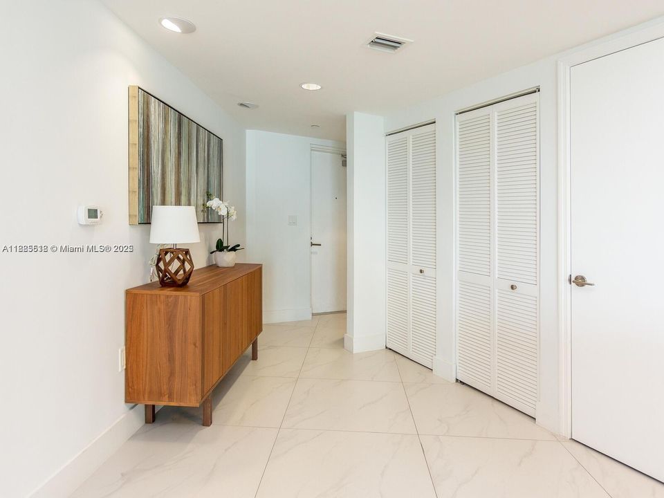 合同活跃: $5,000 (2 贝兹, 2 浴室, 1142 平方英尺)