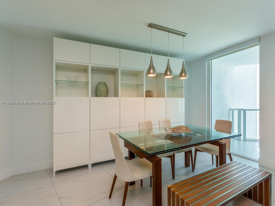 合同活跃: $5,000 (2 贝兹, 2 浴室, 1142 平方英尺)