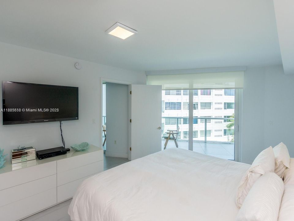 合同活跃: $5,000 (2 贝兹, 2 浴室, 1142 平方英尺)