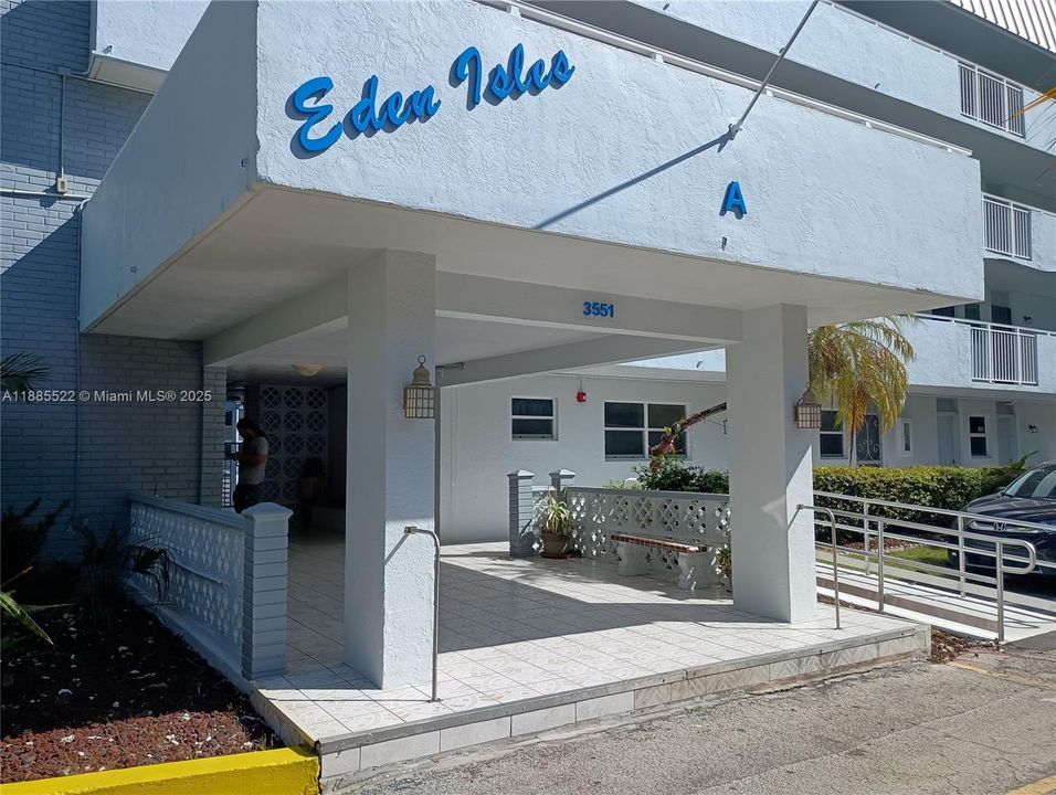 For Sale: $205,000 (1 beds, 1 baths, 812 Square Feet)