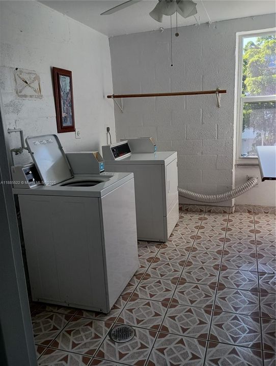 For Sale: $205,000 (1 beds, 1 baths, 812 Square Feet)