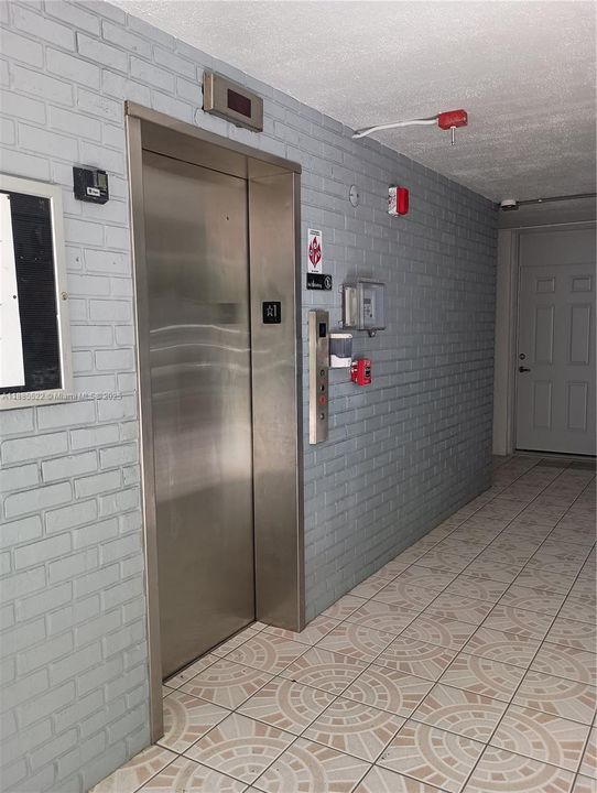 For Sale: $205,000 (1 beds, 1 baths, 812 Square Feet)