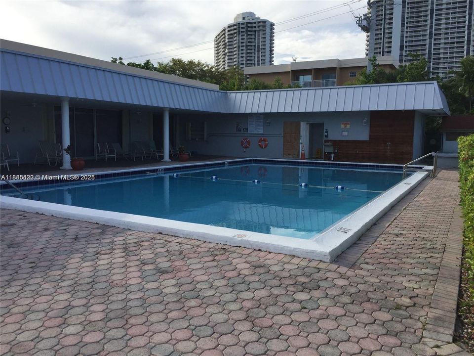 For Sale: $205,000 (1 beds, 1 baths, 812 Square Feet)