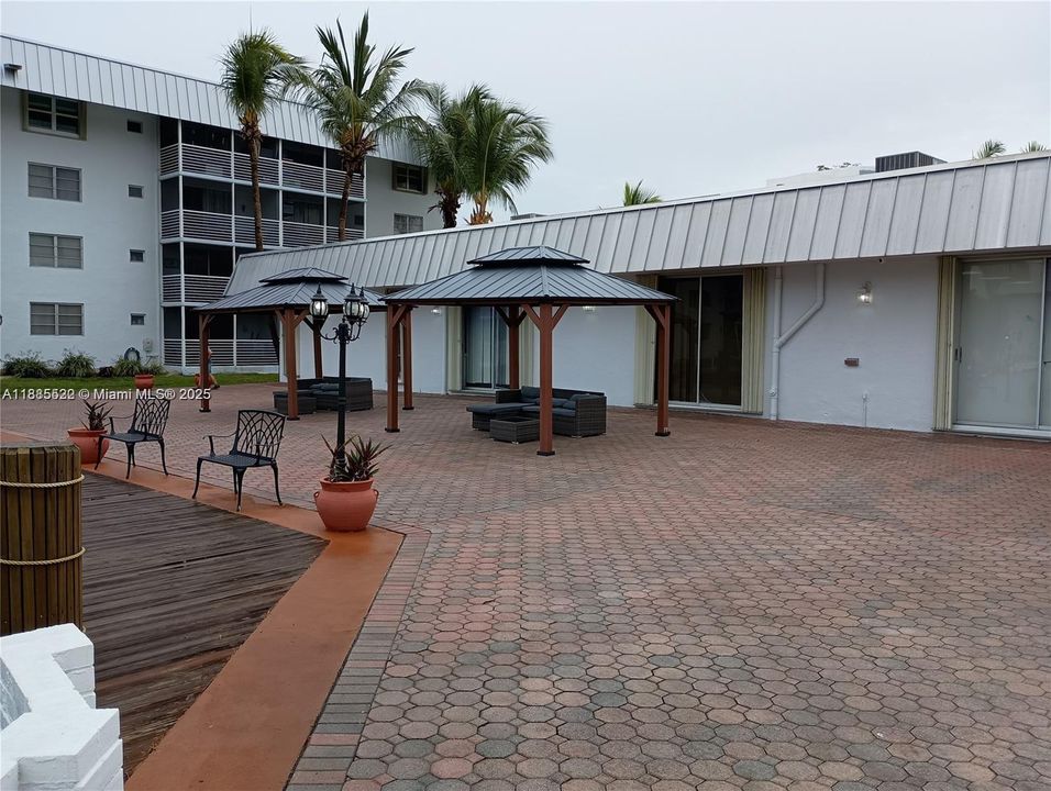 For Sale: $205,000 (1 beds, 1 baths, 812 Square Feet)