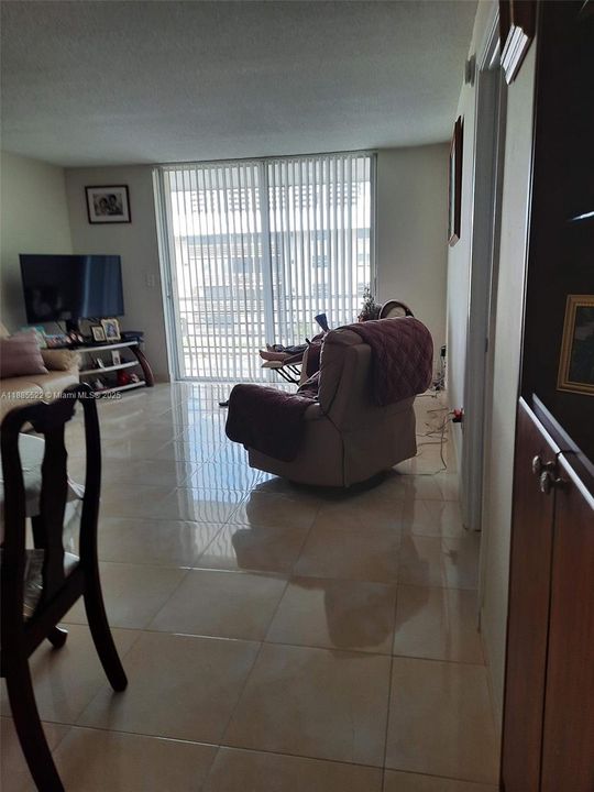 For Sale: $205,000 (1 beds, 1 baths, 812 Square Feet)