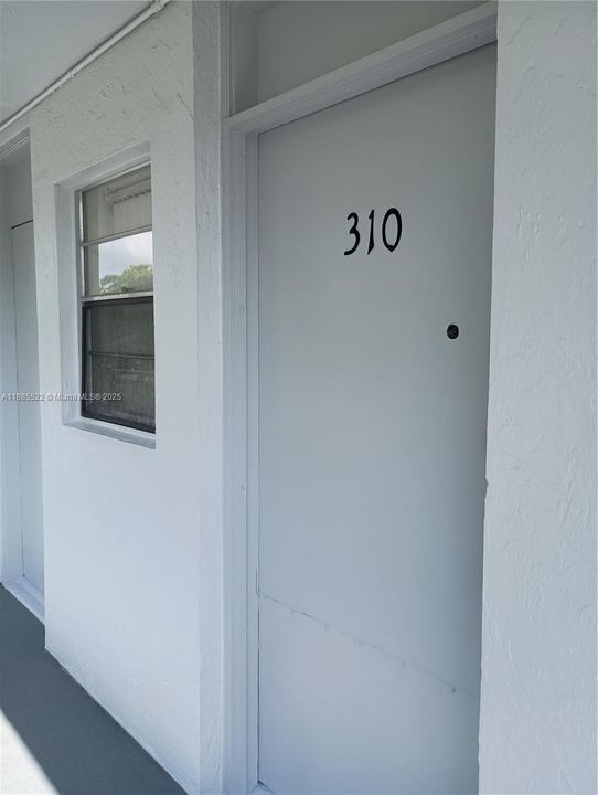 For Sale: $205,000 (1 beds, 1 baths, 812 Square Feet)