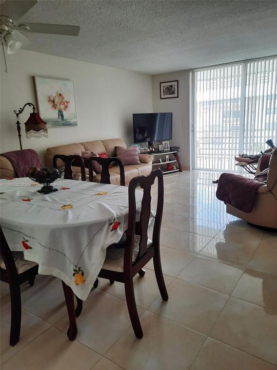 For Sale: $205,000 (1 beds, 1 baths, 812 Square Feet)